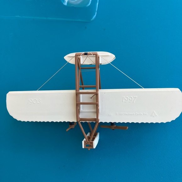 Hallmark Keepsake Ornament - The Flight at Kitty Hawk - Picture 11 of 11